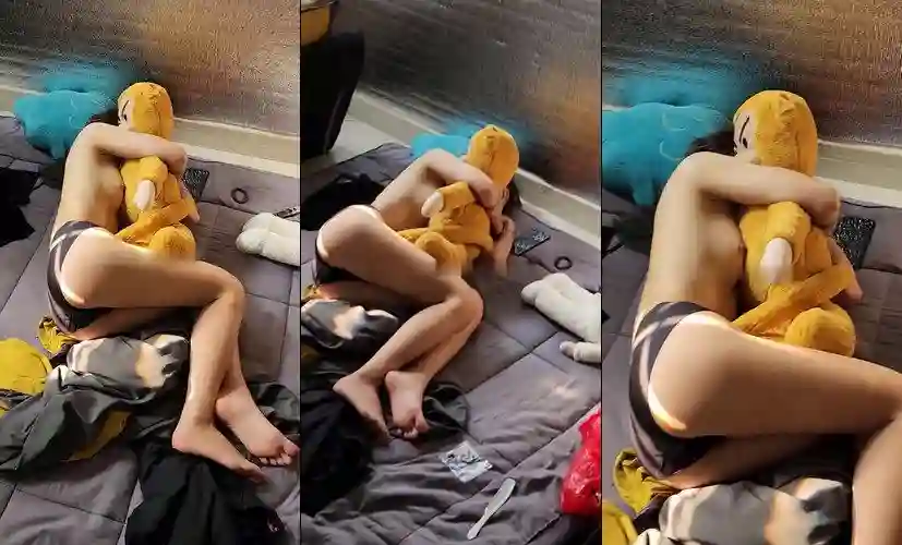 Bé nữ sinh ngủ không mặc đồ quên đóng cửa