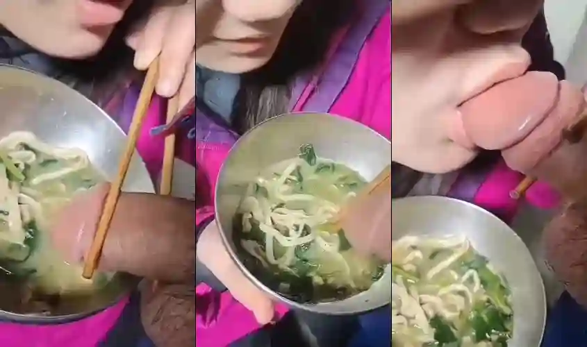 Độc lạ em lấy cu chấm ăn với mì